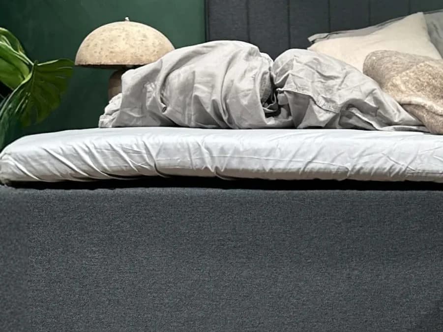 Detail prostěradla FamBed napnutého přes topper rodinné postele