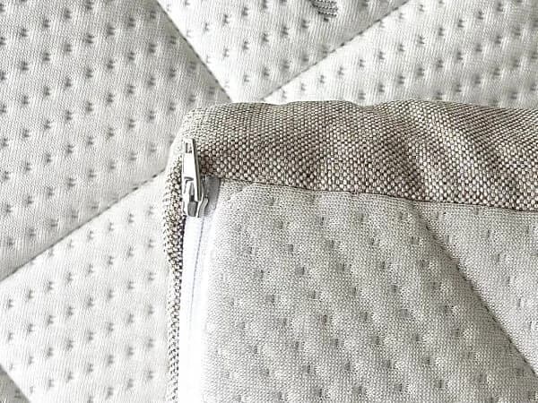 Detail zipu na okraji snímatelného potahu topperu z materiálu TENCEL™