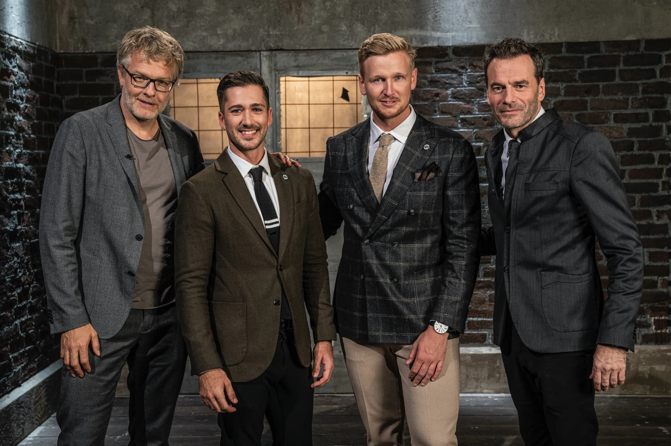 Oliver a Kasper vyfotografovaní s dvojicí Dialægt ve studiu pořadu Løvens Hule