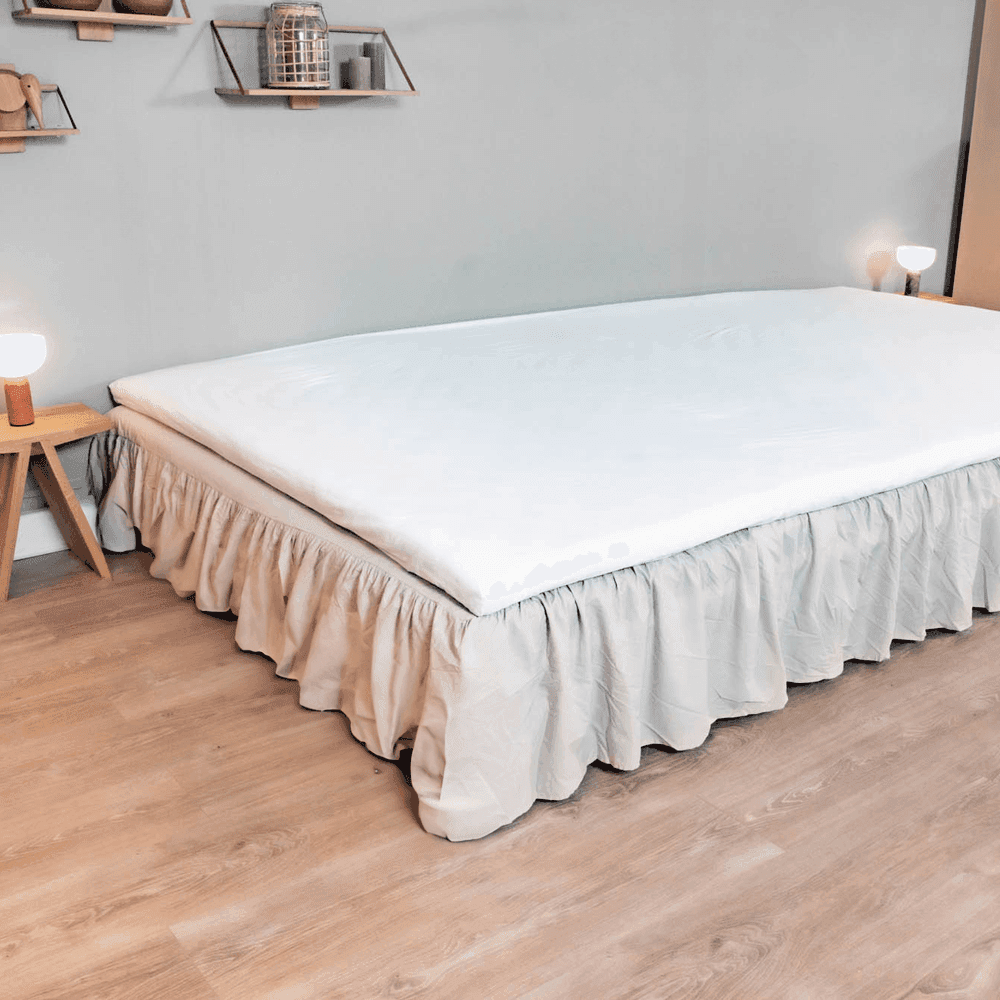 Řasená postelová sukýnka FamBed na míru zakrývající postelovou základnu až k podlaze