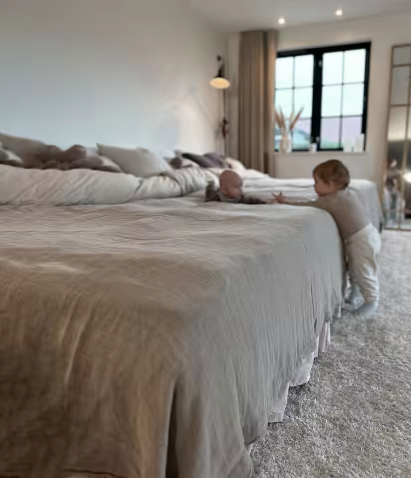 Rodina společně spí v rodinné posteli FamBed o šířce 360 cm